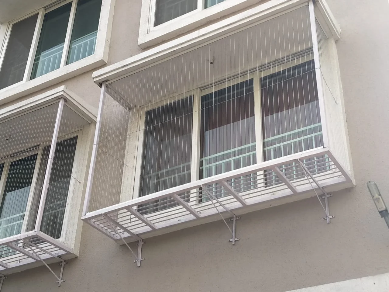 Invisible grill fitted on a window